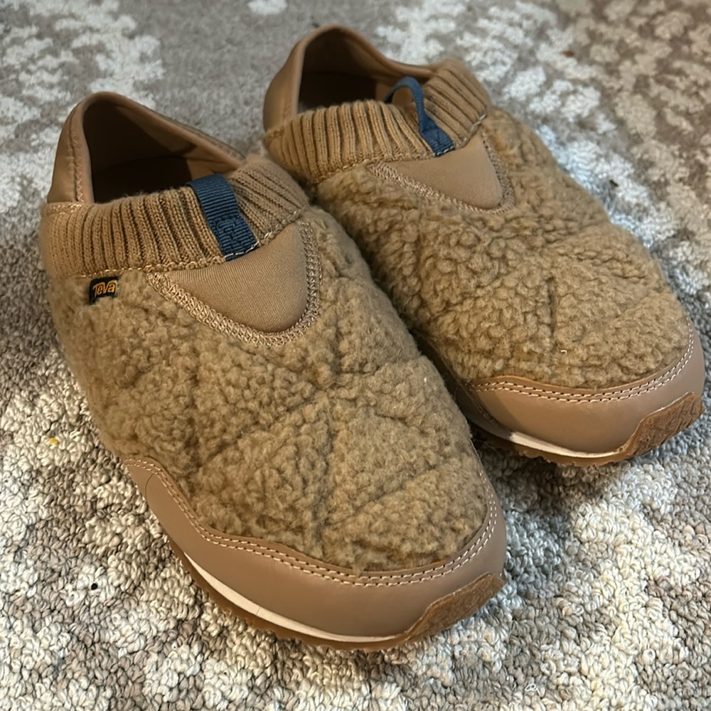 Teva Women's ReEMBER Fleece Slipper Moccasin size 8